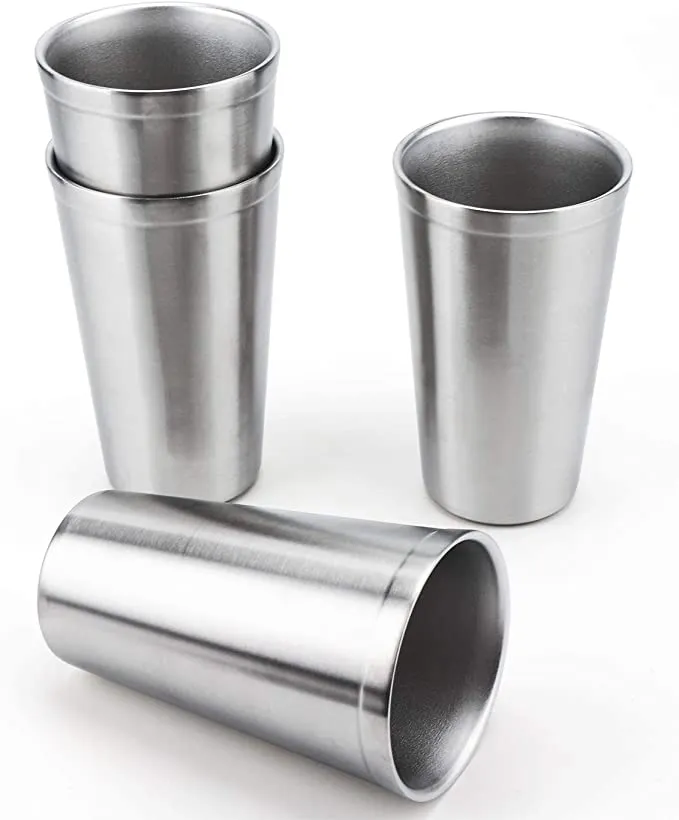 Tasses vintage d'acer inoxidable