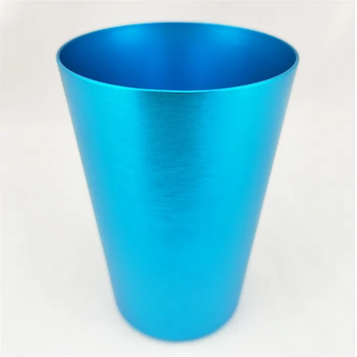 Tasses d'alumini vintage